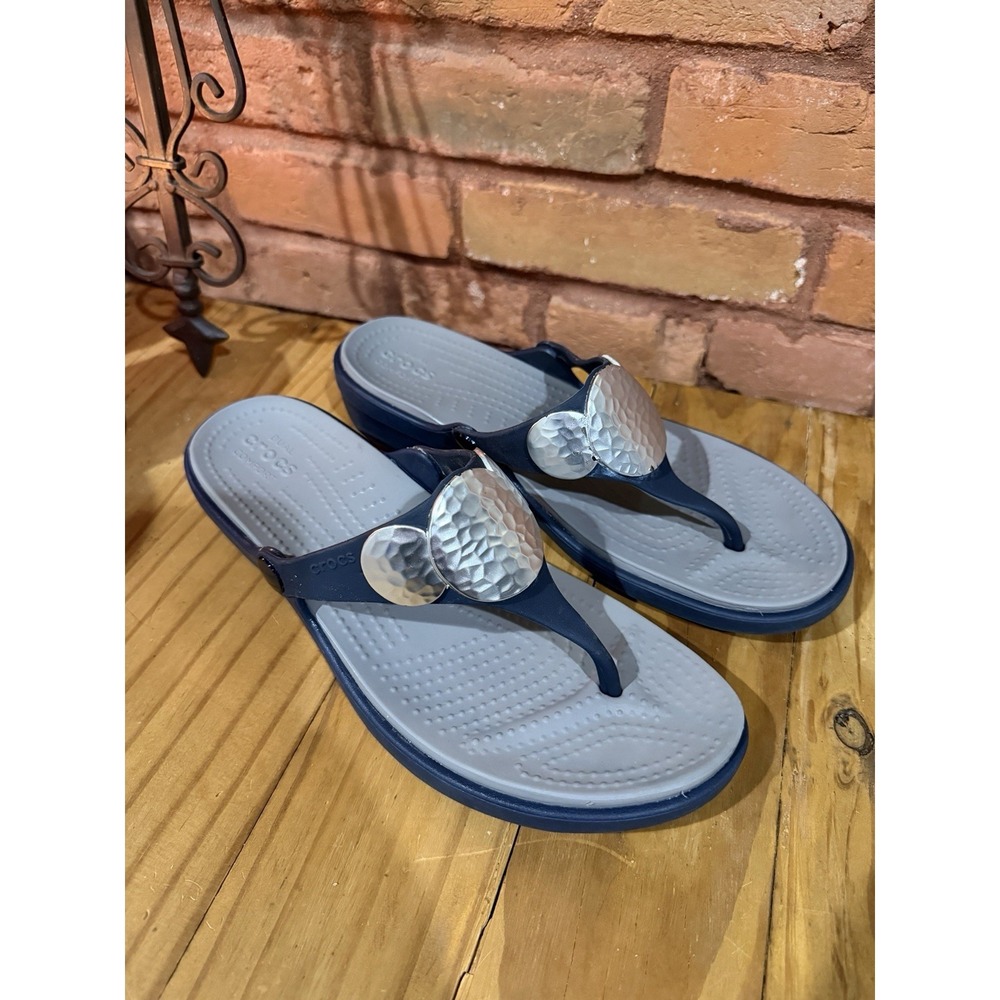 CROCS Sanrah Women's 9 Silver Hammered Circle Rings BLUE Wedge Sandals - Picture 5 of 10